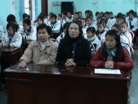 Tặng quà học sinh nghèo nhân Tết Tân Mão